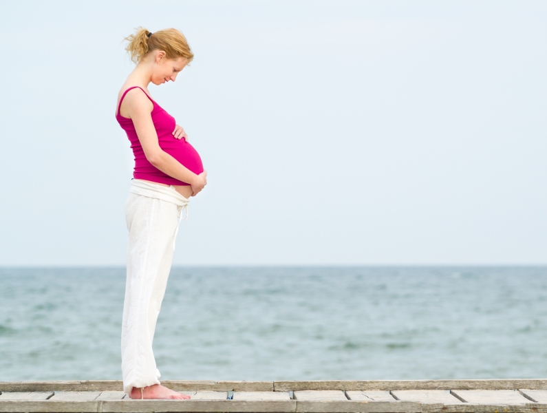 2587196-pregnant-woman-on-beach